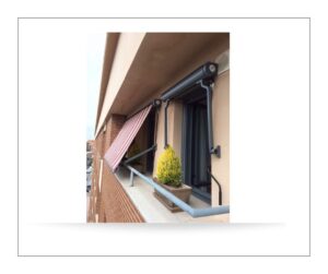 Toldo con brazos portada de aluminio con cofre